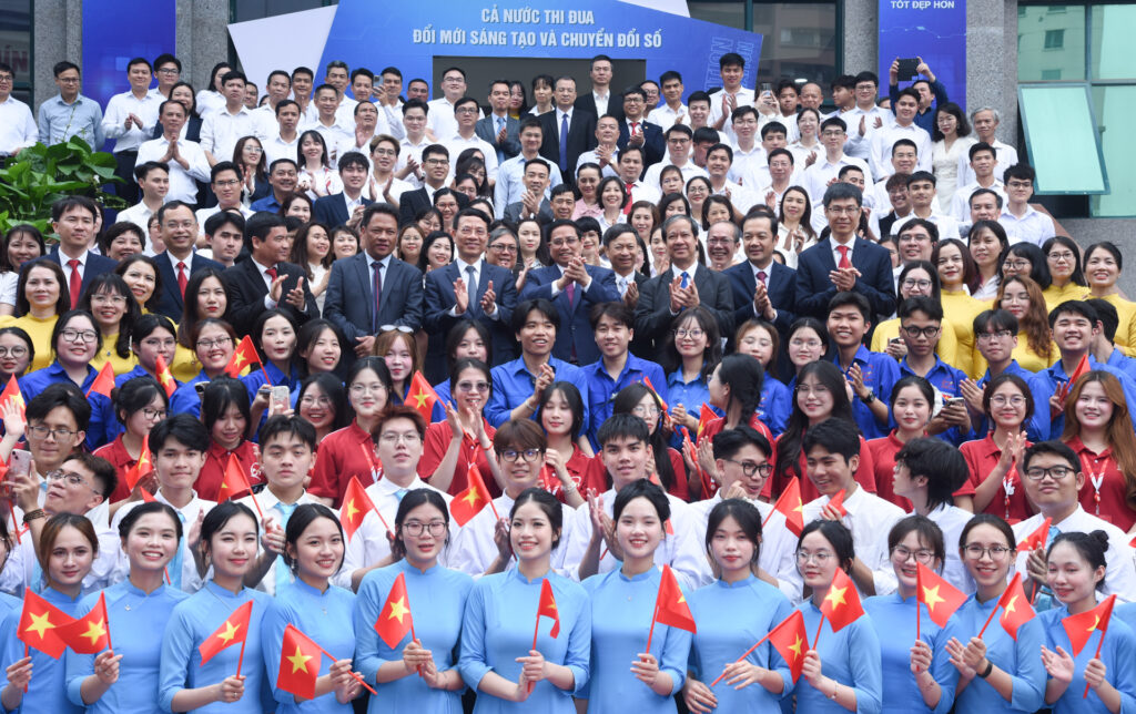 thu-tuong-pham-minh-chinh-cung-sinh-vien-hoc-vien-cong-nghe-buu-chinh-vien-thong
